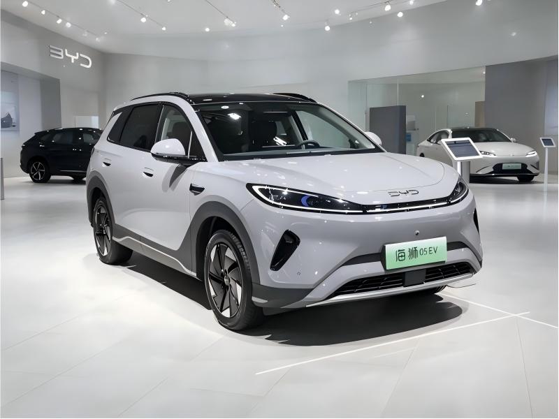 BYD Sealion 5 DM-i plug-in hybrid rear view, full-width LED taillight and dual exhaust design